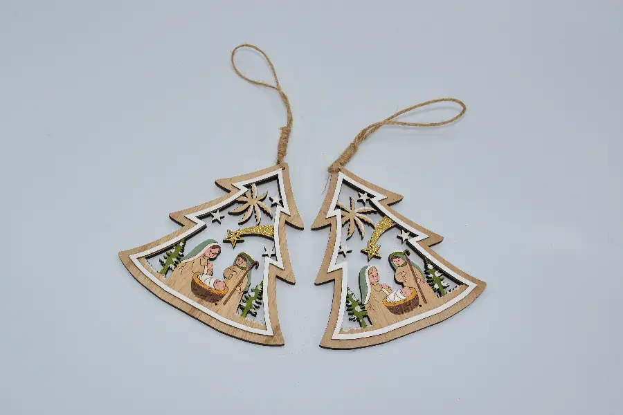 Wooden nativity hanger coloured 13,5cm